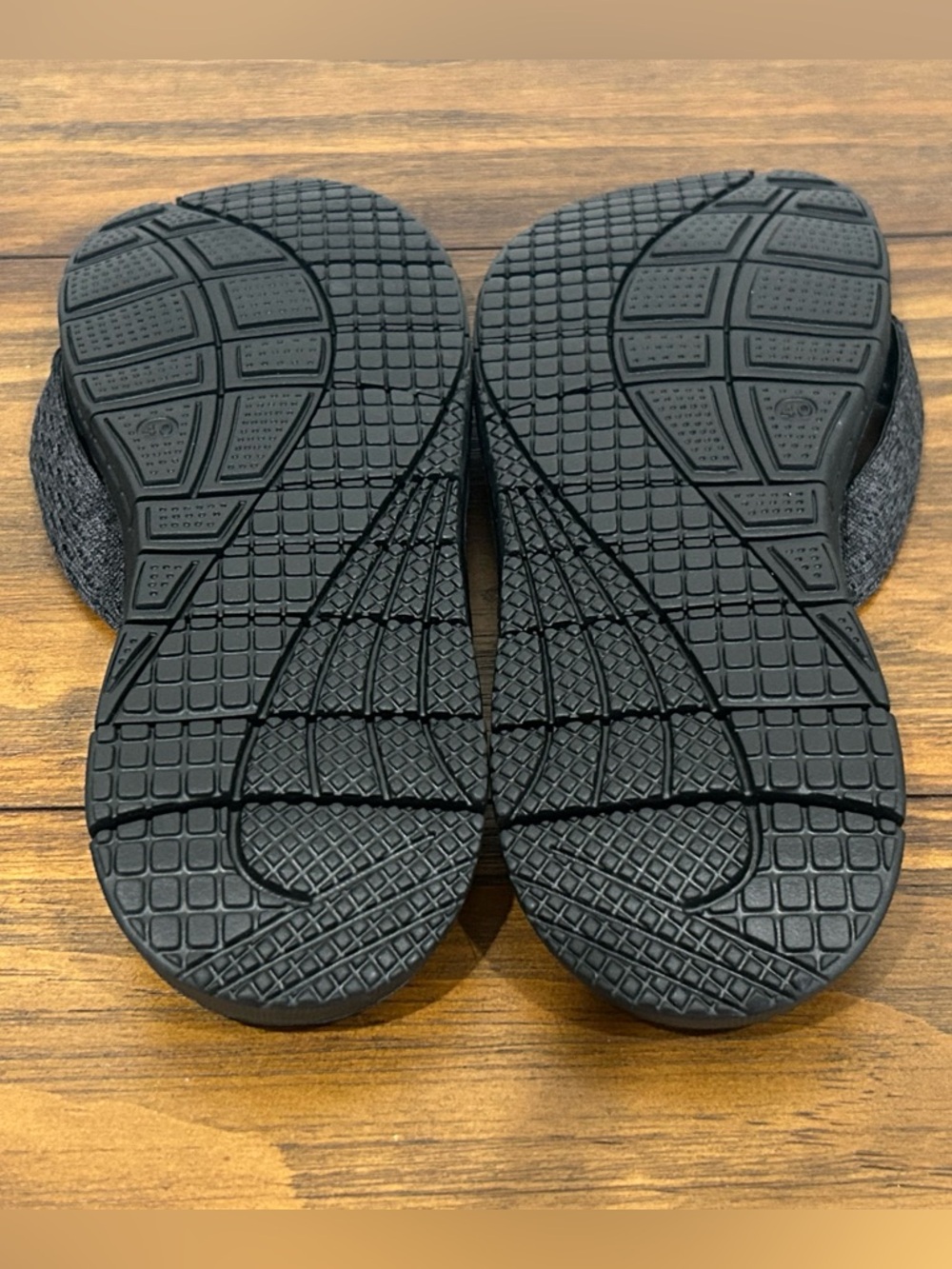 Black Kuailu Flip Flop Sandals, size 40 - Picture 2 of 4